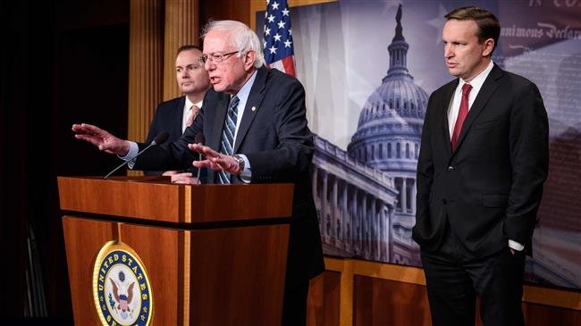 Senator Bernie Sanders, I-VT, flanked by Senator Mike Lee (L), R-UT, and Senator Chris Murphy, D-CT, speaks after the Senate voted to withdraw support for the Saudi-led war on Yemen, on December 13, 2018 in Washington, DC. (Photo by AFP)
