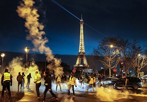 France: Police Fire Tear Gas, Water Cannon at 'Yellow Vests' in Paris