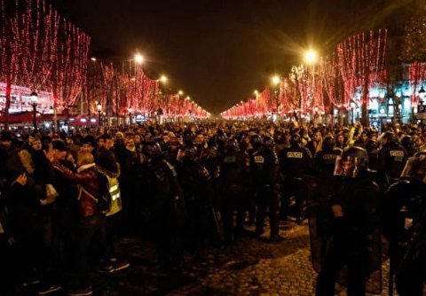 Streets of Rage Furious 'Yellow Vests' Stage New Year’s Eve Protests As Embattled