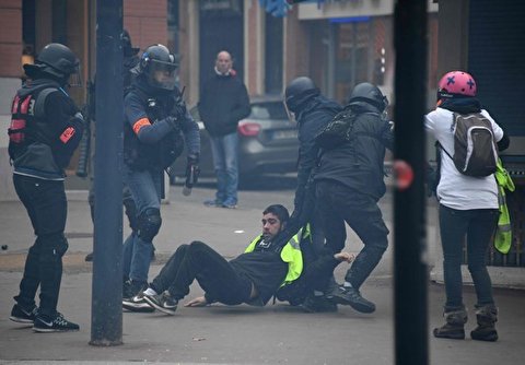 +220 Yellow Vests Arrested in Paris as Rallies Continue