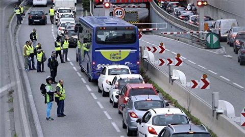 France preps for long fight as general strike hits weekend