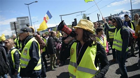 Yellow Vests protest biased media coverage in Paris