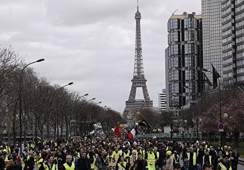Yellow Vests Mark 6-Month Anniversary with Marches