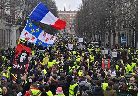 Police clash with protesters on May Day march in French capital
