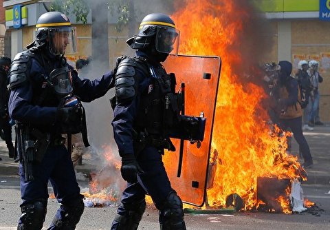 Hundreds march in Paris for 25th Yellow Vests protest