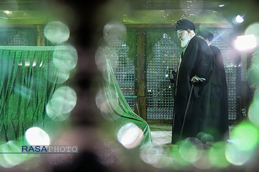 Supreme Leader has visited the mausoleum of Imam Khomeini