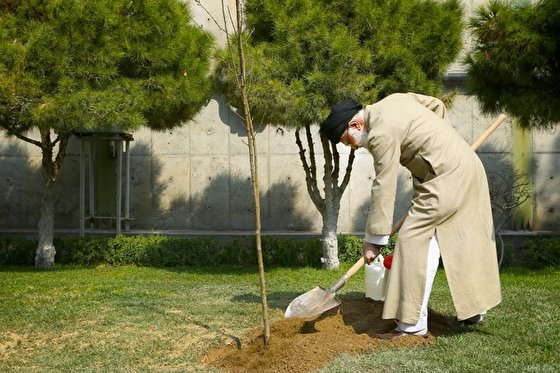 Imam Khamenei Planted Saplings During Natural Resources Week