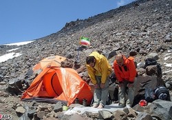 اقامه نماز در صعود زمستانی + عکس