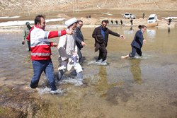 حضور امام جمعه شهرکرد در روستایی محروم برای حل مشکلات مردم