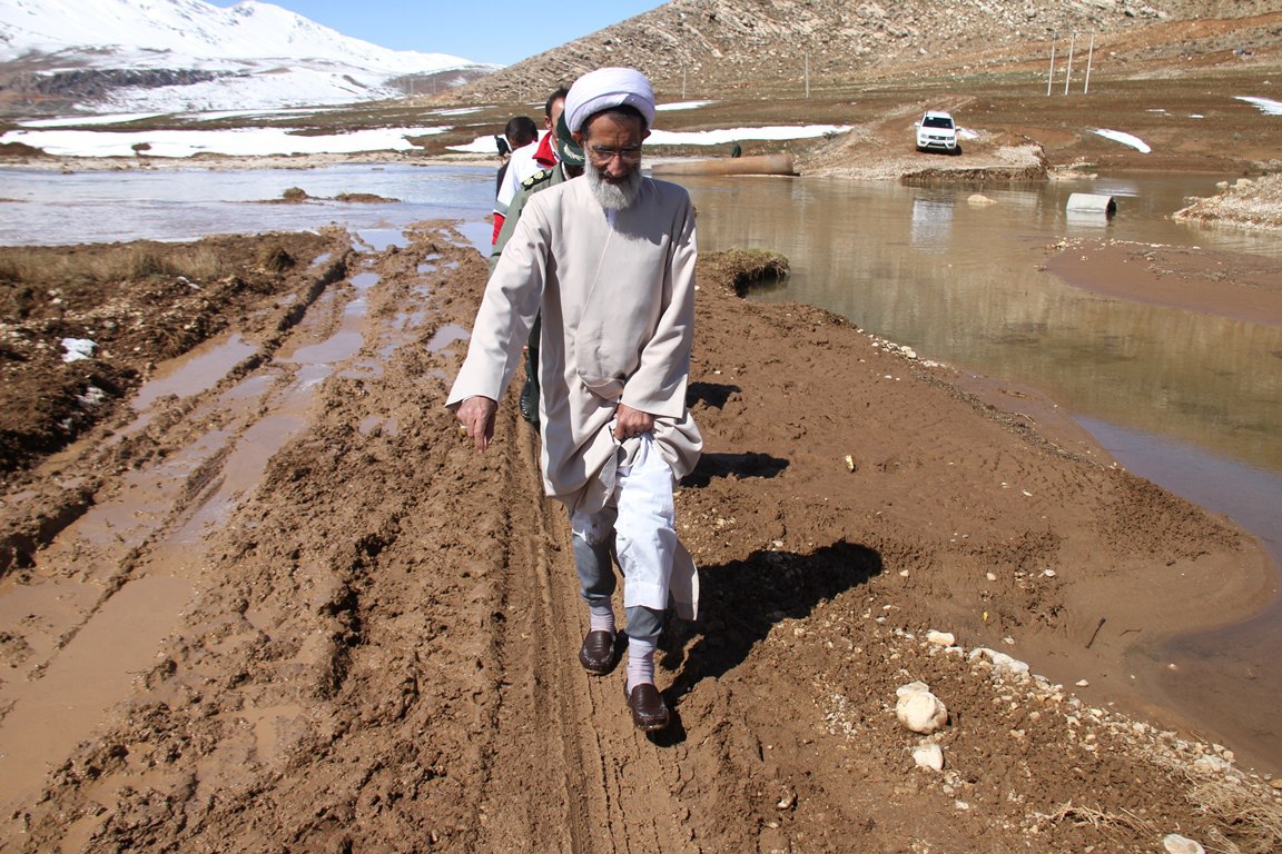 حضور جهادی امام جمعه شهرکرد در روستایی محروم جهت پیگیری راه ارتباطی مردم