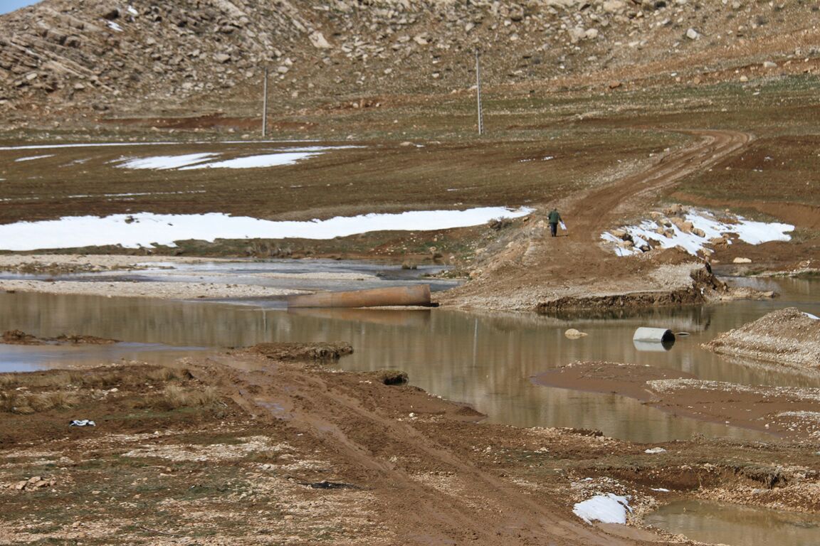 حضور جهادی امام جمعه شهرکرد در روستایی محروم جهت پیگیری راه ارتباطی مردم