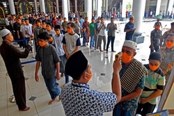 اقامه نماز جمعه در اندونزی با وجود شیوع کرونا