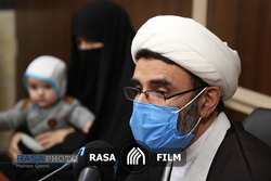 تجلیل از طلبه جهادی فعال در بیمارستان‌های کرونایی به مناسبت روز پرستار