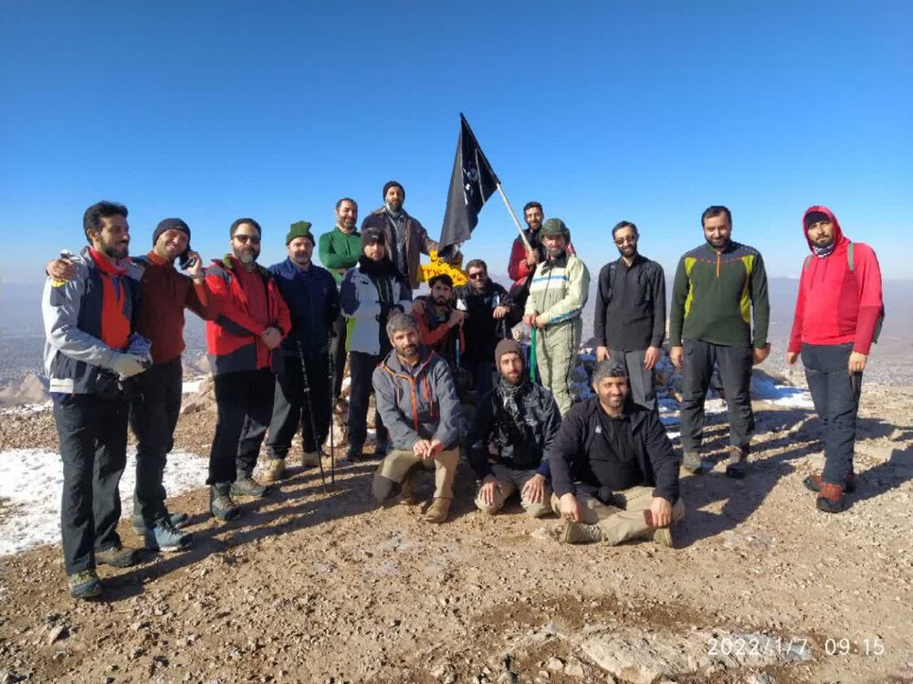 صعود طلاب کوهنورد به قله هزار کرمان