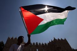 اهتزاز پرچم فلسطین؛ ابتکار مسلمانان انگلیس برای بزرگداشت روز جهانی قدس