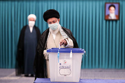حضور مقام معظم رهبری در پای صندوق رای