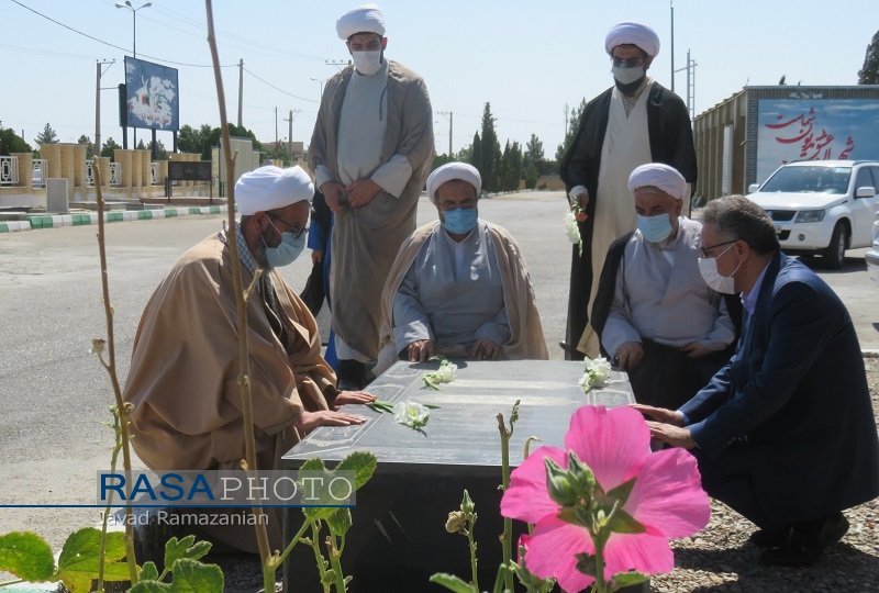 ادای احترام امام جمعه جدید دامغان به مقام شهدا و علمای فقید این شهرستان+عکس