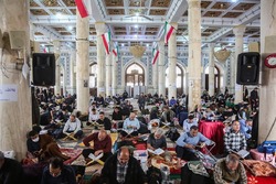 معتکفین مسجد اعظم مهمان سفره حرم حضرت معصومه شدند