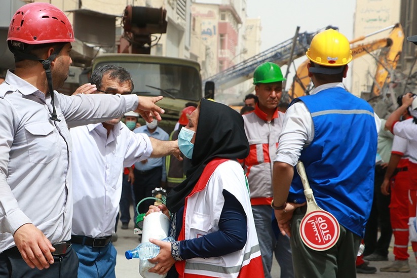 نجات ۳۲ نفر از زیر آوار ساختمان متروپل آبادان