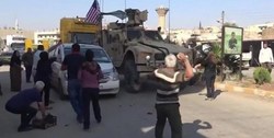ممانعت از عبور نظامیان آمریکایی در یک روستا در شمال شرق سوریه