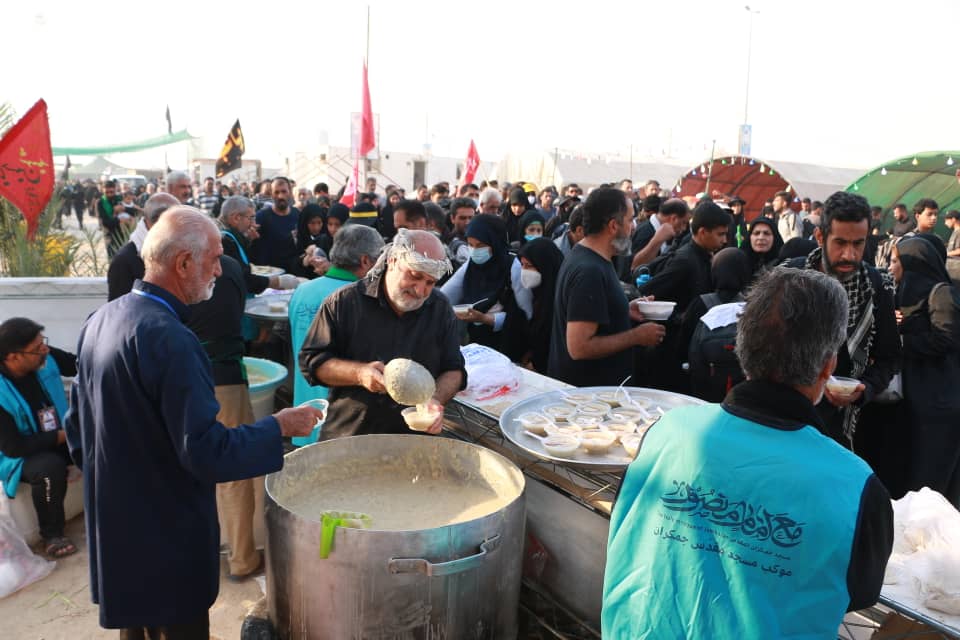 خدمت به زائران اربعین در موکب مسجد مقدس جمکران