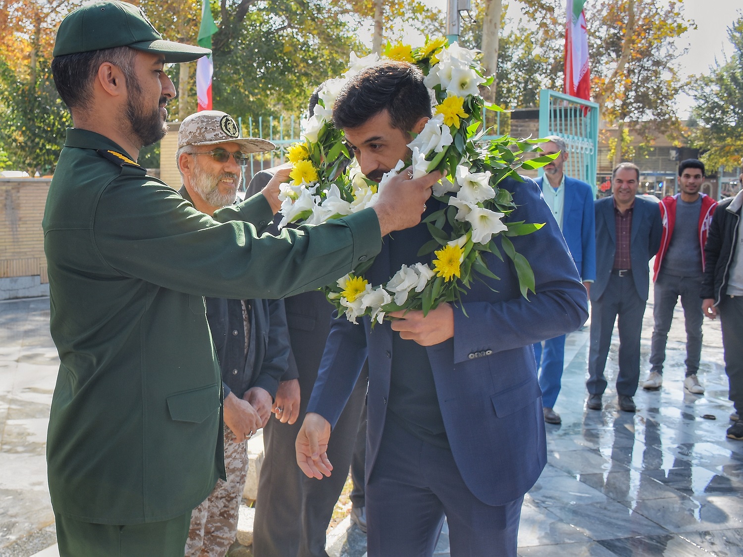 مهدی شیرمحمدی بازیکن گلدشتی تیم ملی فوتبال ساحلی با شهدا تجدید میثاق کرد