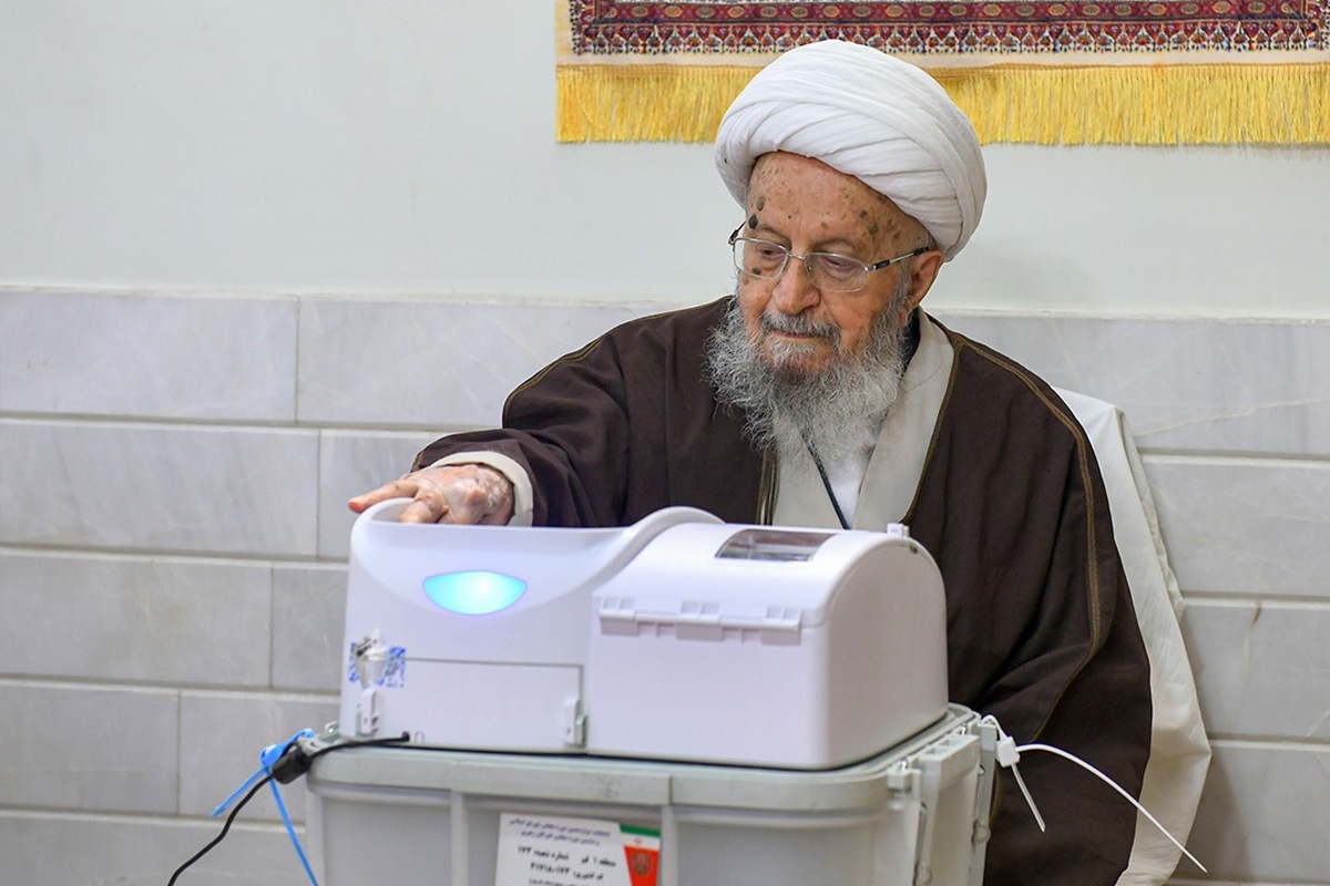 حضور مراجع تقلید در پای صندوق های رای