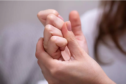 آیا شکستن قولنج انگشتان باعث آرتروز می‌شود؟