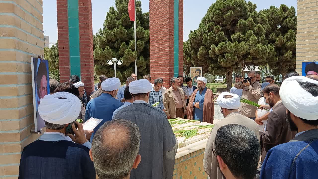 مراسم غبارروبی و تجدید میثاق با شهدا در صداوسیمای مرکز قم برگزار شد