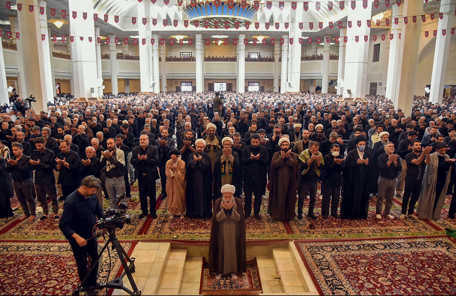 نماز جمعه عاشورایی در شیراز برگزار گردید