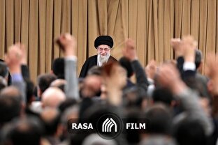 پنجره‌ای به اقامه نماز مغرب و عشاء به امامت رهبر معظم انقلاب