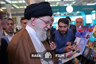 لحظاتی از بازدید امروز رهبر معظم انقلاب از نمایشگاه کتاب