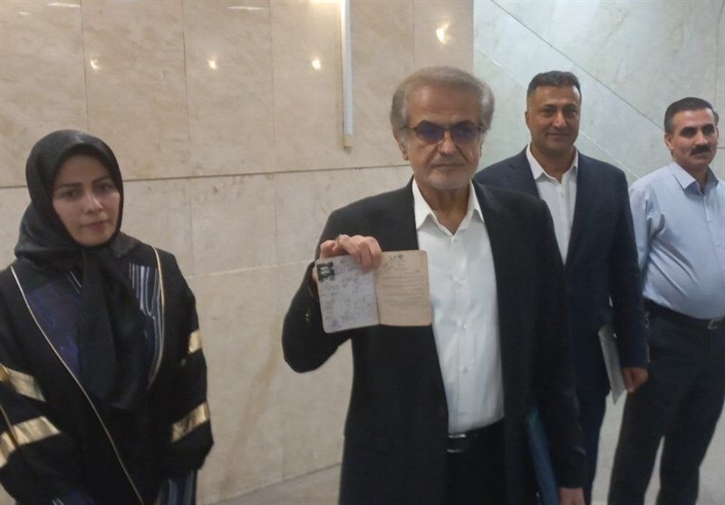 کنایه شناسنامه‌ای احمدی‌نژاد به لاریجانی/ مردم می‌خواهند راه رجایی و رئیسی ادامه یابد + عکس و فیلم