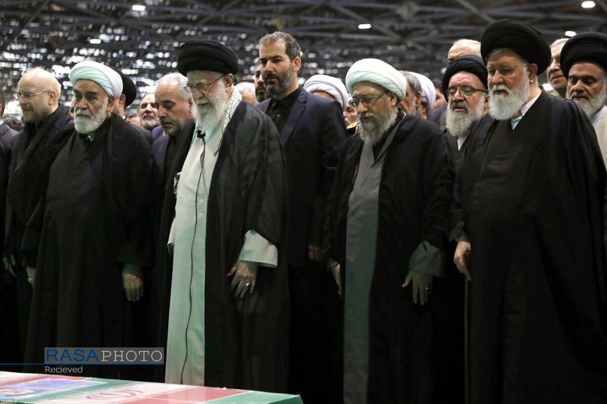 اقامه نماز توسط رهبر معظم انقلاب بر پیکر شهدای خدمت