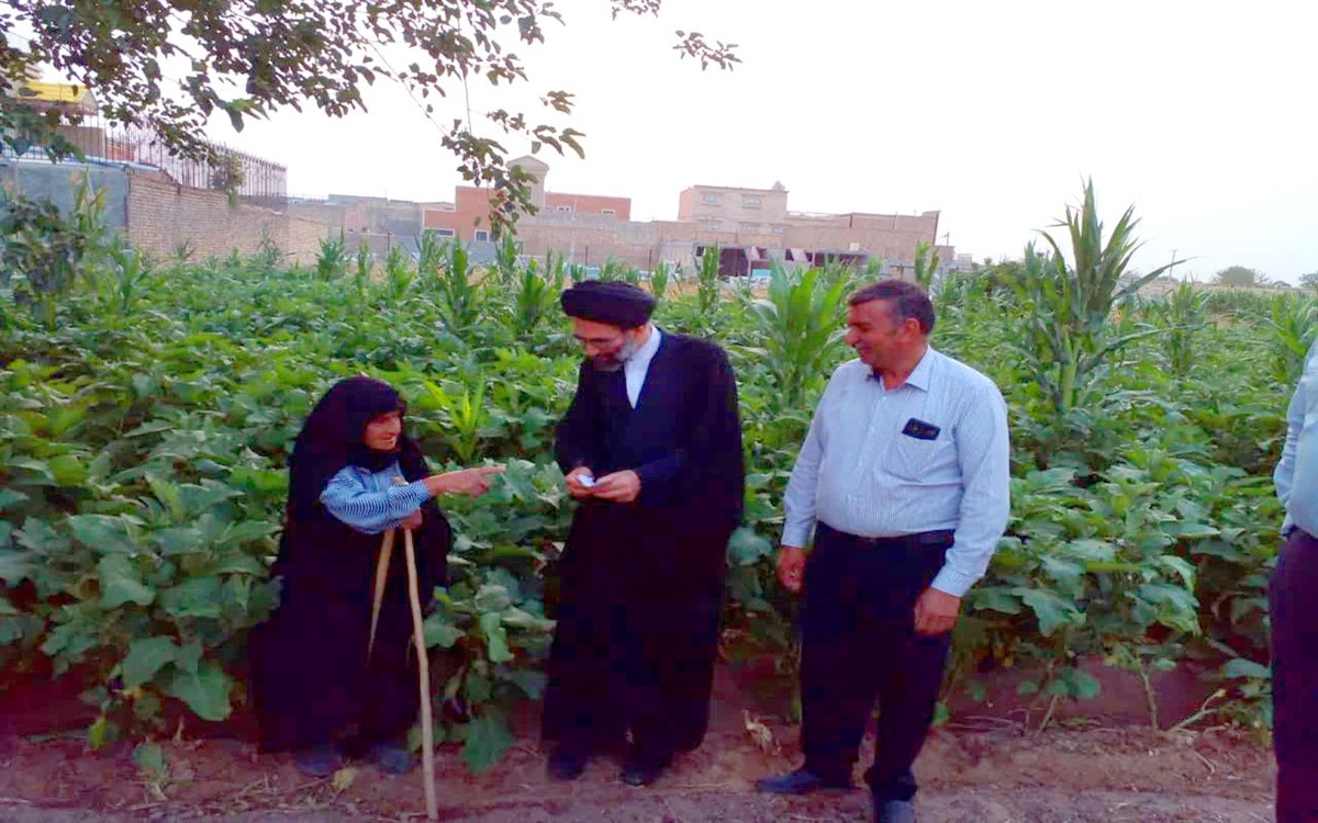 دیدار نماینده ولی فقیه در کاشان با بانوی ۸۴ ساله کشاورز کاشانی