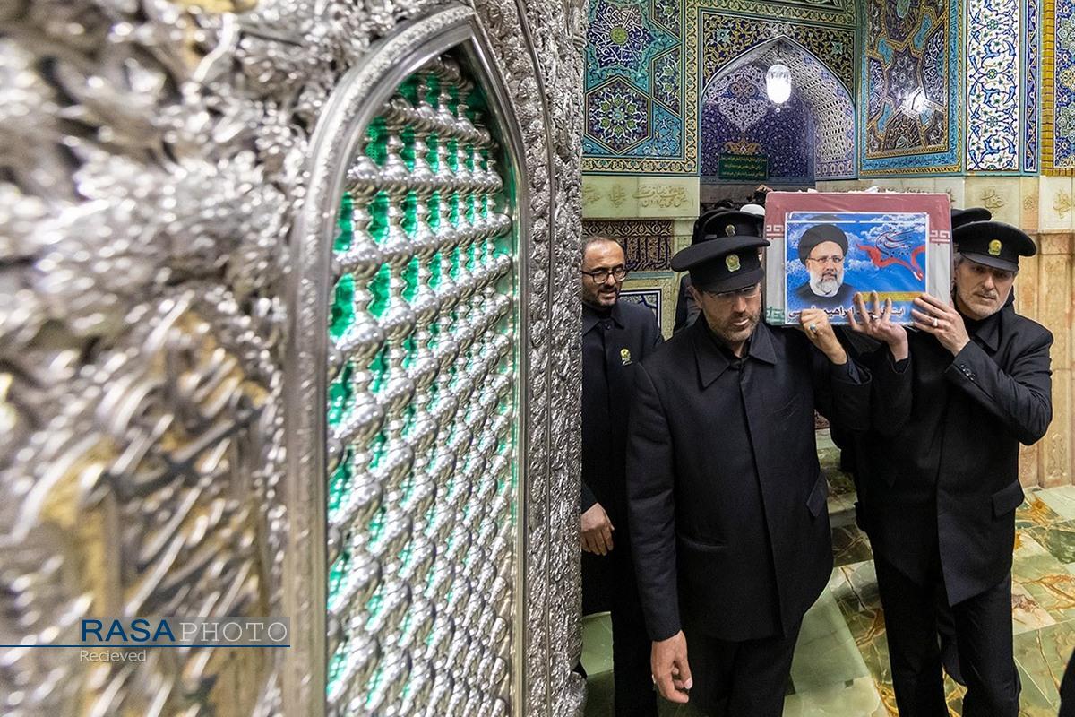 طواف پیکر شهدای خدمت دور ضریح مطهر رضوی