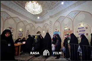 حضور پرشور مردم انقلابی قم در ساعات اولیه رأی گیری