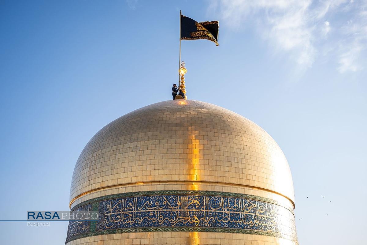 اهتزاز پرچم مشکی گنبد منور رضوی به مناسبت شهادت دبیر کل حزب الله لبنان