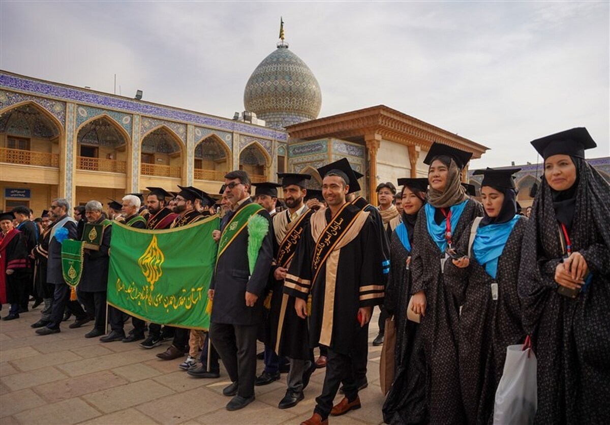 آیین دانش‌آموختگی ۵۰۰ دانشجوی غیر ایرانی دانشگاه‌های کشور در حرم شاهچراغ برگزار شد