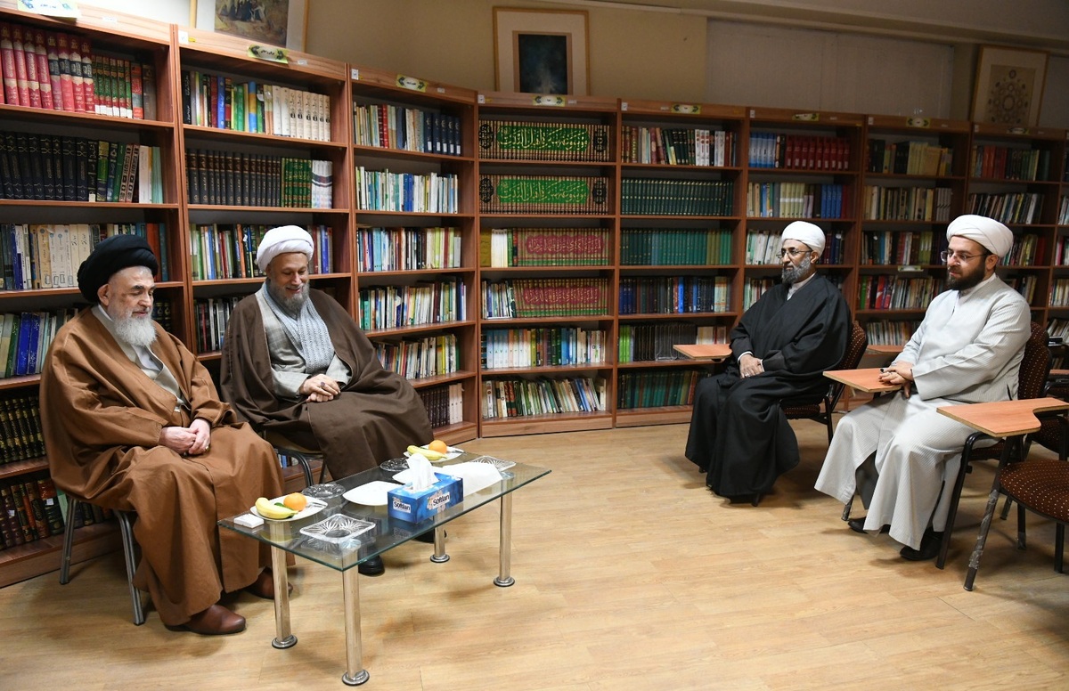 دیدار نماینده ولی‌فقیه در فارس با مسئول مدرسه علمیه رضویه شیراز