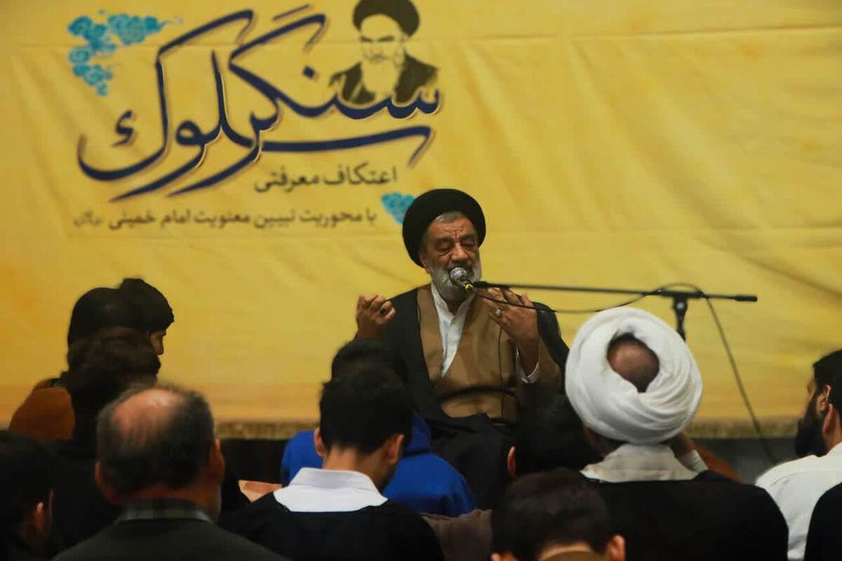 امام خمینی نماد جمع خلوت عرفانی و مسئولیت اجتماعی است