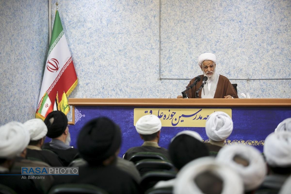 گردهمایی علما و اساتید حوزه در محکومیت اغتشاشات