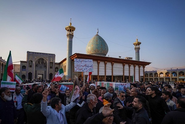 خاکسپاری 3 تن از شهدای مدافع امنیت در حرم شاهچراغ + عکس خاکسپاری 3 تن از شهدای مدافع امنیت در حرم شاهچراغ + عکس