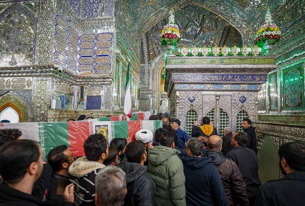 خاکسپاری 3 تن از شهدای مدافع امنیت در حرم شاهچراغ + عکس