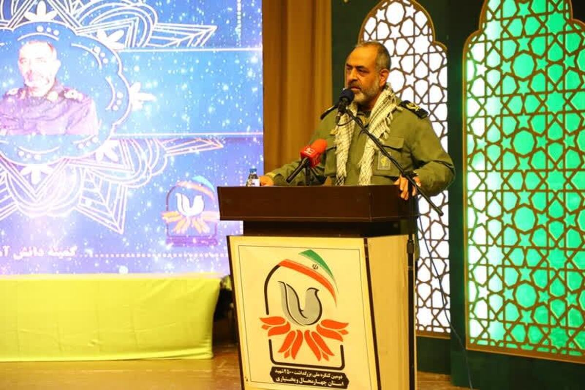 دشمن با بزرگ‌نمایی مشکلات در پی ناامید کردن مردم است