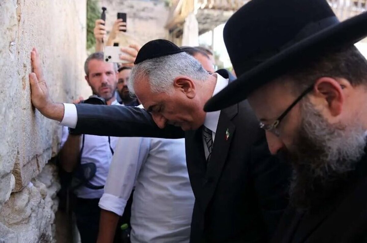 «شاه ربات‌ها»؛ افشاگری روزنامه فرانسوی از «لایک»های رضا پهلوی