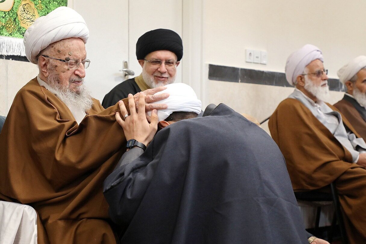 مراسم عمامه گذاری طلاب با حضور مراجع تقلید برگزار شد مراسم عمامه گذاری طلاب با حضور مراجع تقلید برگزار شد