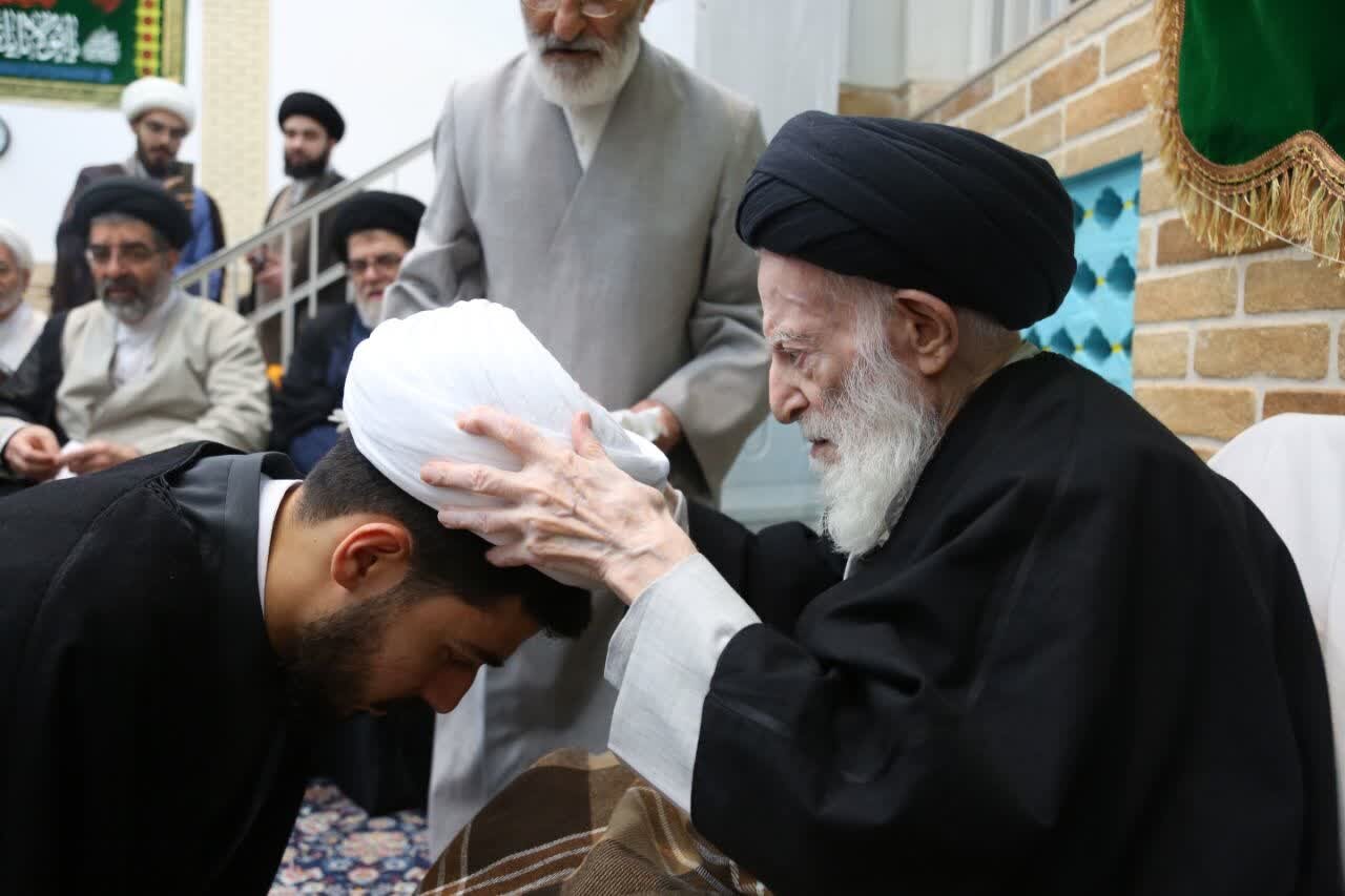 مراسم عمامه گذاری طلاب با حضور مراجع تقلید برگزار شد مراسم عمامه گذاری طلاب با حضور مراجع تقلید برگزار شد