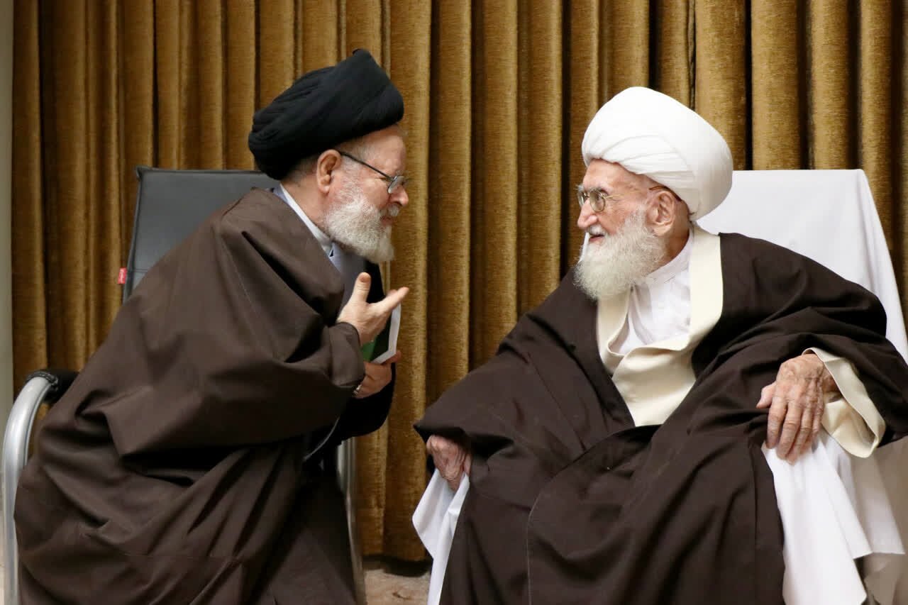 مراسم عمامه گذاری طلاب با حضور مراجع تقلید برگزار شد مراسم عمامه گذاری طلاب با حضور مراجع تقلید برگزار شد