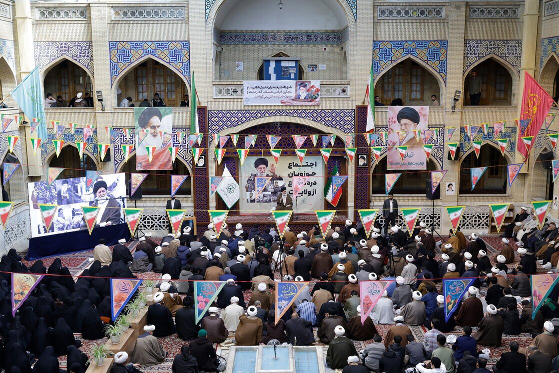 اجتماع بزرگ حوزویان مشهد در دفاع از ولایت؛ تجدید میثاق با خانواده‌های شهدا + تصاویر